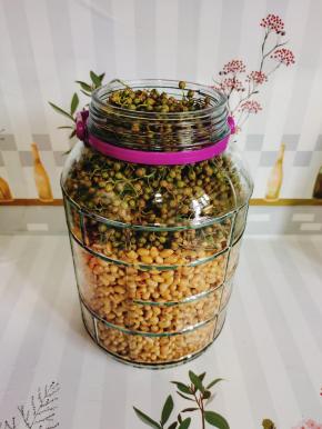 再把晾干水分的新鲜花椒放进去！