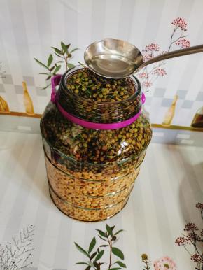 倒入晾凉的盐开水！盐开水一定要把鲜花椒淹没住才可以哦！