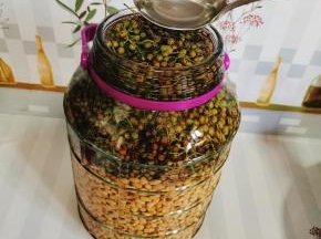 倒入晾凉的盐开水！盐开水一定要把鲜花椒淹没住才可以哦！