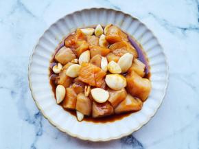 鸡胸肉切块十蒜瓣十1勺料酒十1勺生抽十1勺蚝油十黑胡椒碎十盐抓匀腌制30分钟。