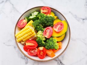 时蔬全部切好十2勺橄榄油+适量黑胡椒碎+盐抓匀。