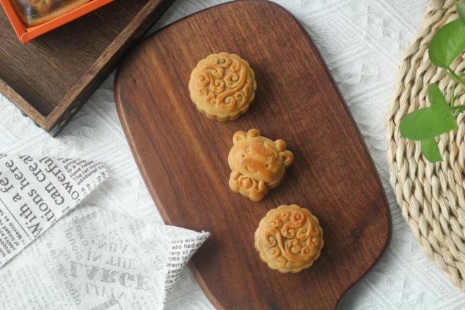 人间小美味，凤梨and豆沙广式月饼！表皮油亮，新手零失败！