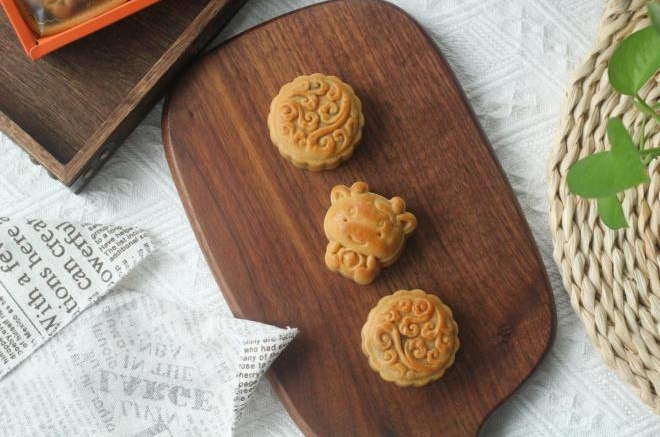 人间小美味，凤梨and豆沙广式月饼！表皮油亮，新手零失败！