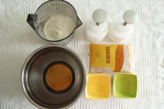 准备材料。馅料是市售（可自制，成品保质期会短一些）。