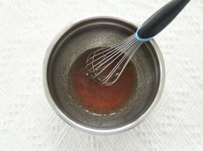 花生油、转化糖浆、枧水倒入干净盆中。，用手动打蛋器搅打均匀。