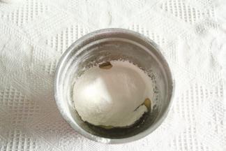 中筋面粉筛入。