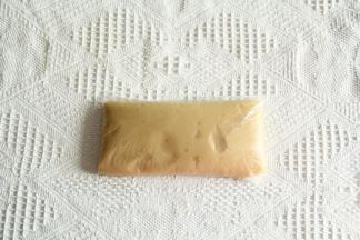 切拌至无干粉，戴PVC手套折叠按压成均匀面团。装入保鲜袋，常温醒2个小时。