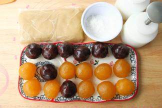 馅料55克一个，搓圆后顺序排好。