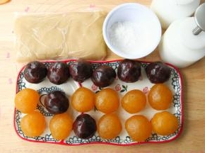 馅料55克一个，搓圆后顺序排好。