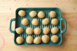 醒好的饼皮，分成20克一个，保鲜膜盖好，防止干皮。