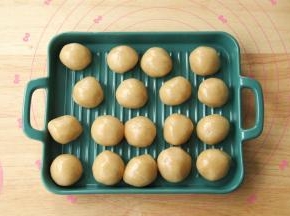 醒好的饼皮，分成20克一个，保鲜膜盖好，防止干皮。