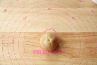 左手配合转动，右手虎口慢慢往上收口，一定要慢，饼皮比较薄，太快会破。