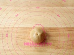 左手配合转动，右手虎口慢慢往上收口，一定要慢，饼皮比较薄，太快会破。