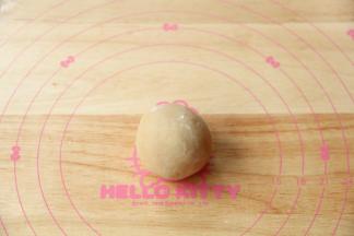 收口收好，拍上薄薄一层玉米淀粉。搓均匀。