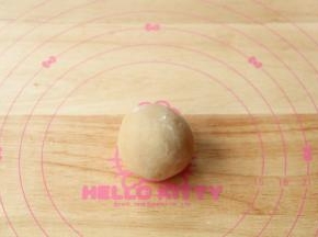 收口收好，拍上薄薄一层玉米淀粉。搓均匀。