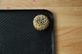 抬起模具，轻松脱模，预测好位置，压好了千万不要移动。包一个压一个。