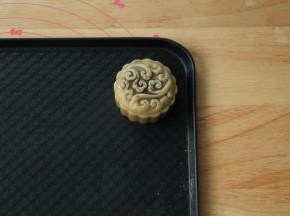 抬起模具，轻松脱模，预测好位置，压好了千万不要移动。包一个压一个。