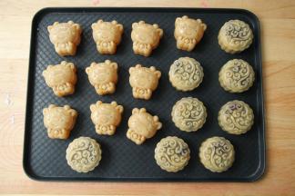 全部包完，表面可喷适量水防止烤的时候表皮开裂（喷壶悬空喷，让水均匀飘落）