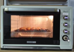 放入烤箱中下层，上210，下200，烤10分钟。