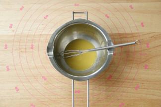 蛋液部分材料混合均匀过筛。