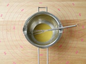 蛋液部分材料混合均匀过筛。