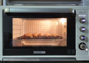 放入还在运转的烤箱，转上下180，烤12分钟。烤好冷凉到凉透再打包，等待回油！