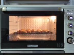 放入还在运转的烤箱，转上下180，烤12分钟。烤好冷凉到凉透再打包，等待回油！