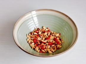 红枣去核剪小块。