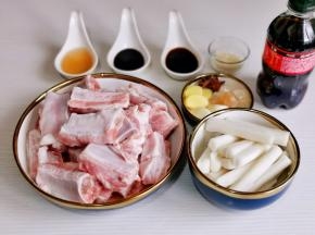 准备食材，排骨泡冷水，将血水泡出。