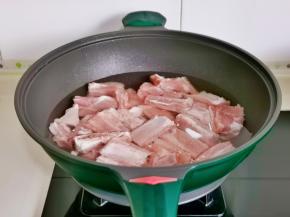 冷水下锅煮3分钟。