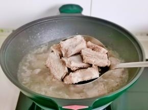 捞出冲洗干净。