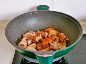 起油锅加冰糖炒至褐色+排骨翻炒。