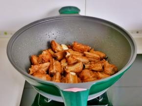 小火翻炒1分钟。