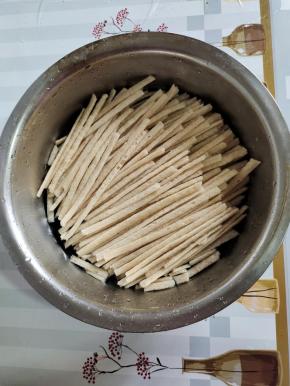 把牛筋面对半折断，清洗一下。（不嫌脏可以忽略这一步！）