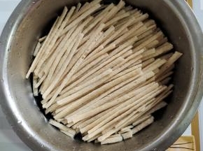 把牛筋面对半折断，清洗一下。（不嫌脏可以忽略这一步！）