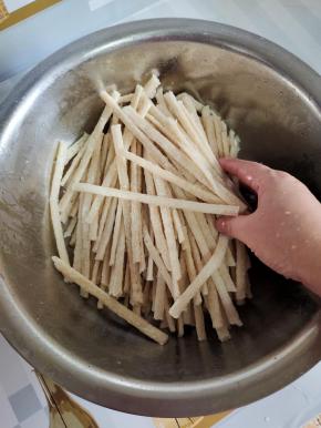 加点食用油拌匀！