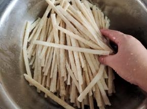 加点食用油拌匀！