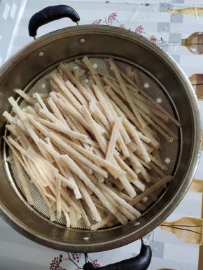 拌好的牛筋面平铺在蒸屉上！