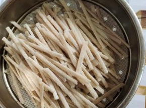 拌好的牛筋面平铺在蒸屉上！