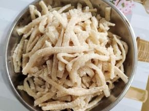 蒸好的牛筋面有点黏连在一起，不用着急，趁热给它撕开就好了！