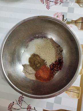 根据自己的口味放入盐，白糖，胡椒粉，辣椒粉，孜然粉，小茴香籽，鸡精，白芝麻！
