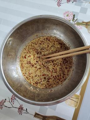 锅里放入三汤勺油烧至冒烟，倒入盆里，搅拌均匀调成料汁儿！