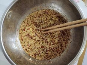 锅里放入三汤勺油烧至冒烟，倒入盆里，搅拌均匀调成料汁儿！