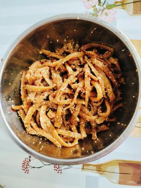 放进牛筋面拌匀即可食用！