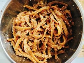放进牛筋面拌匀即可食用！