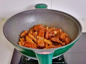 按个人口味加入盐，收汁至浓稠。