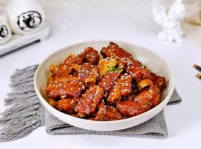 盛出装盘撒上熟芝麻即可享用。