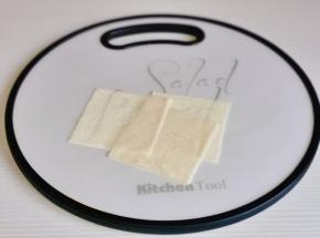 再对折剪成正方形。