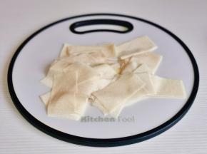 再对折剪成两条。