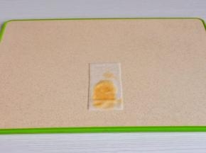 取一条春卷皮，刷蛋液。